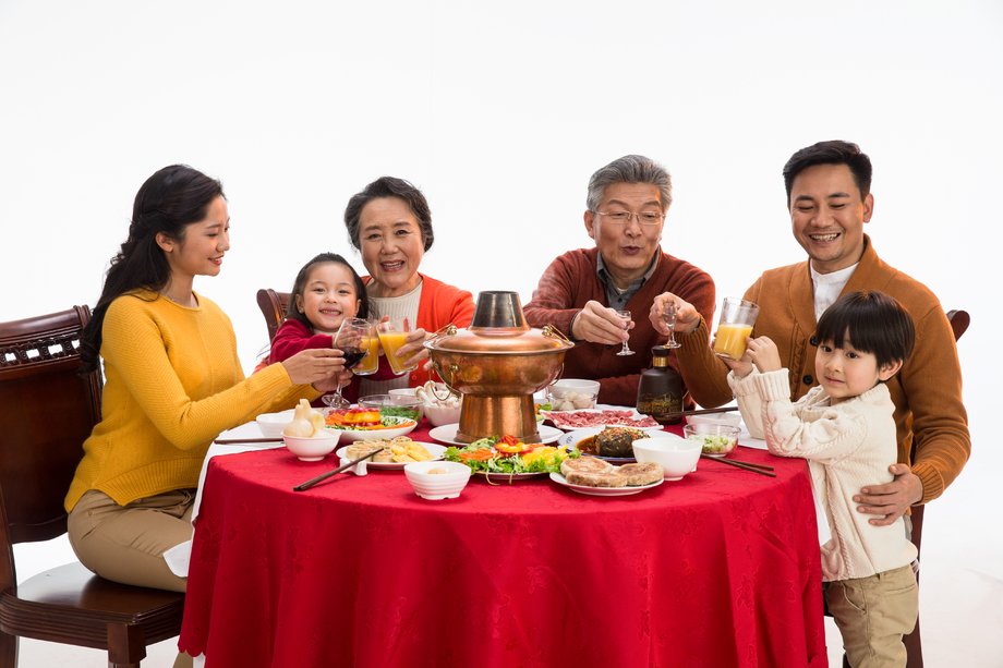 幸福家庭过年吃团圆饭照片