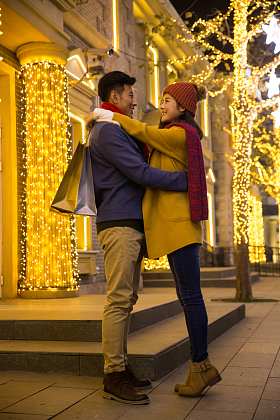 快乐情侣逛街购物照片