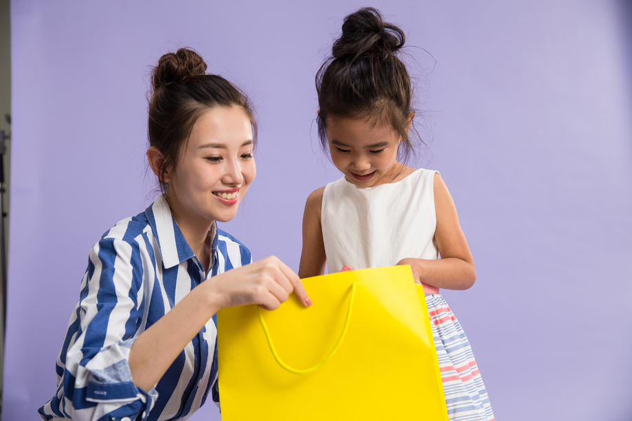 时尚的母女购物 时尚的母女购物