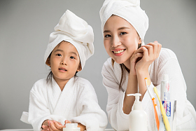 穿着浴袍的母女