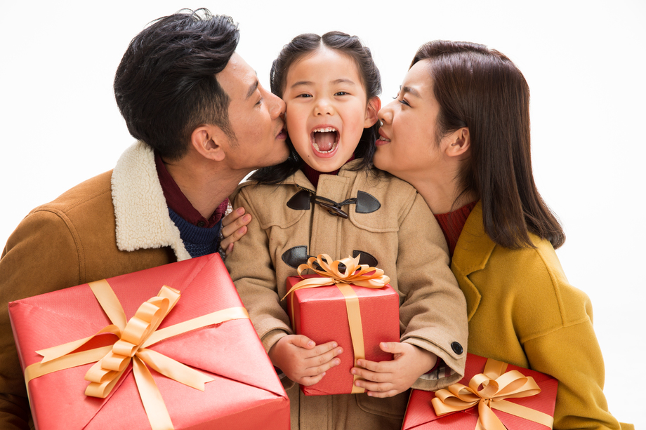 快乐家庭拿着礼物照片