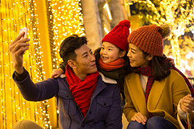 快乐家庭拍照图片