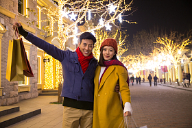 青年情侣逛街购物照片