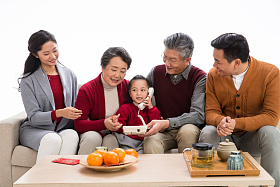 幸福家庭打电话拜年图片