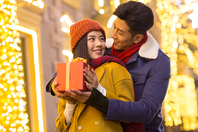 青年情侣拿着礼物