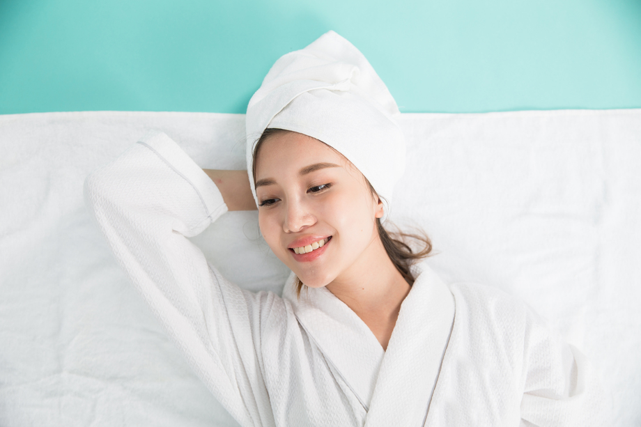 青年女人美容