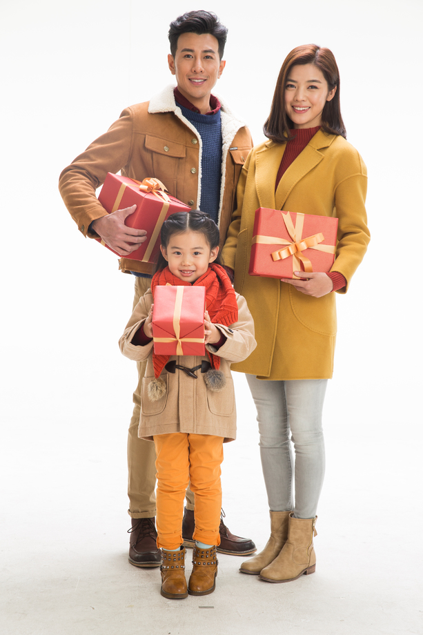 快乐家庭拿着礼物照片