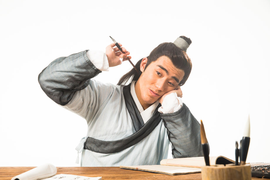 书生正在书写图片 书生正在书写图片