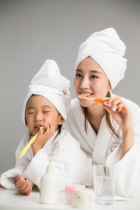 穿着浴袍的母女刷牙