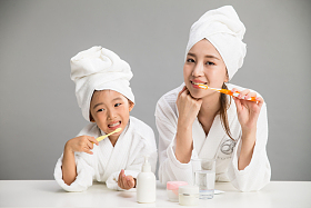 穿着浴袍的母女刷牙