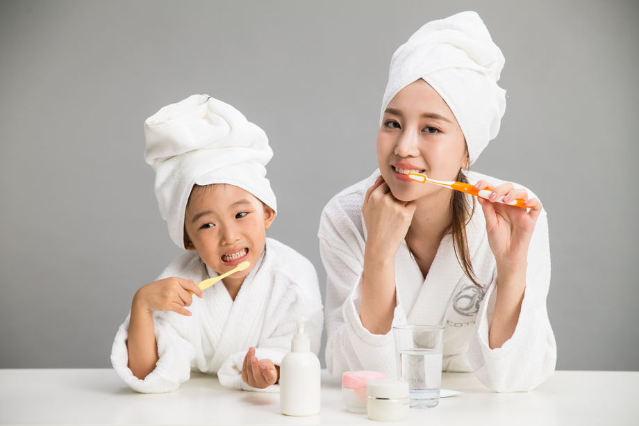 穿着浴袍的母女刷牙 穿着浴袍的母女刷牙