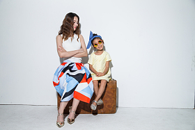 打扮时尚的母女照片