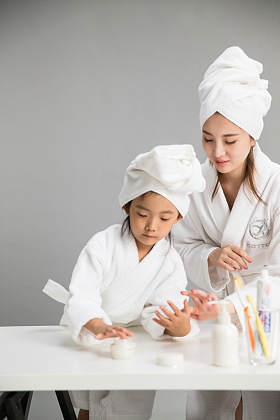 穿着浴袍的母女