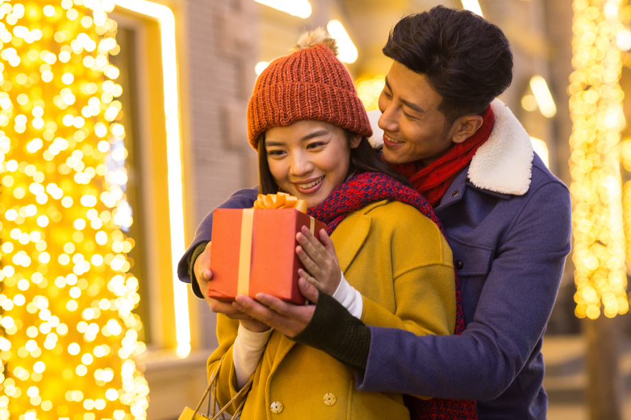 青年情侣拿着礼物 青年情侣拿着礼物