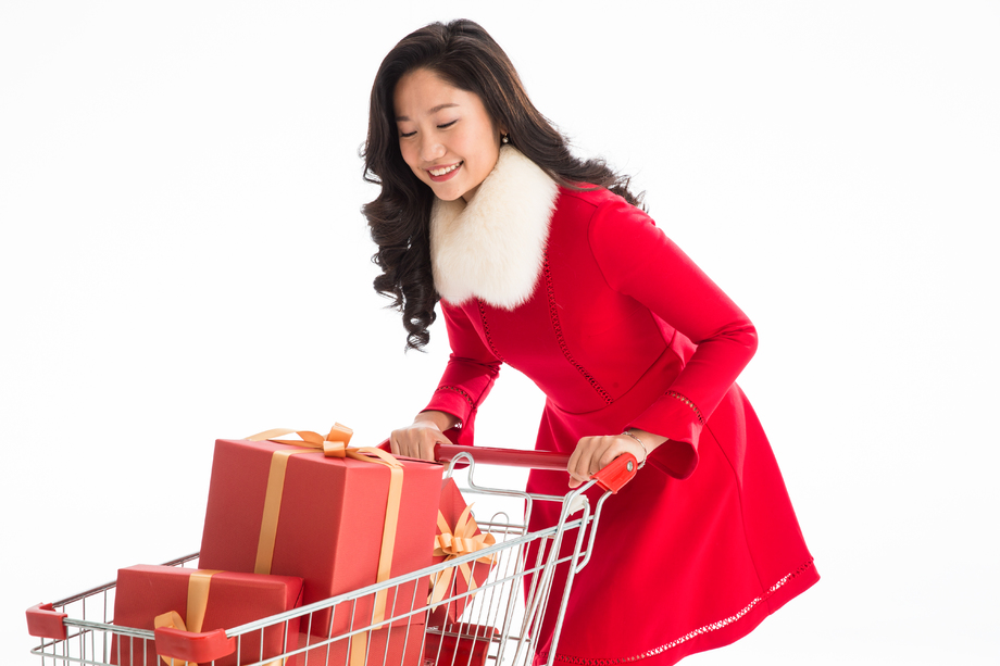 青年女人新年购物图片