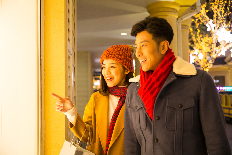 青年情侣逛街购物照片 青年情侣逛街购物照片