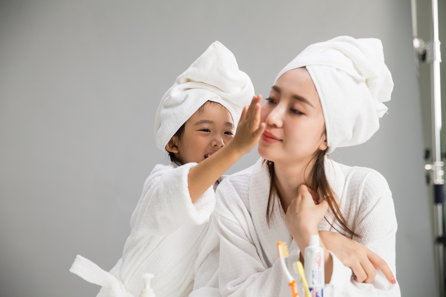 穿着浴袍的母女