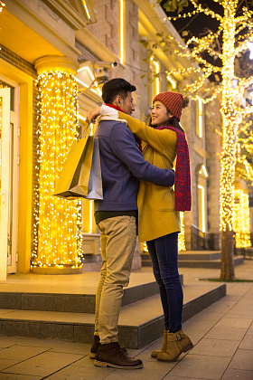 快乐情侣逛街购物