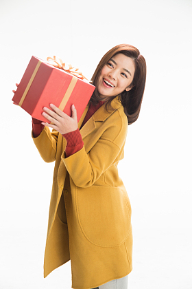 青年女人拿着礼品盒照片