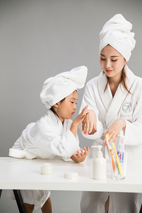 穿着浴袍的母女