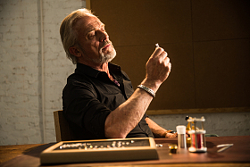 老年男人制作钻石戒指图片