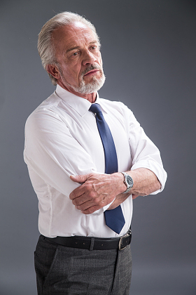 权威商务老年男人图片