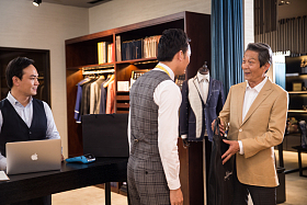 时装设计师和顾客照片