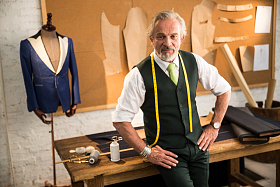 权威的服装设计师照片