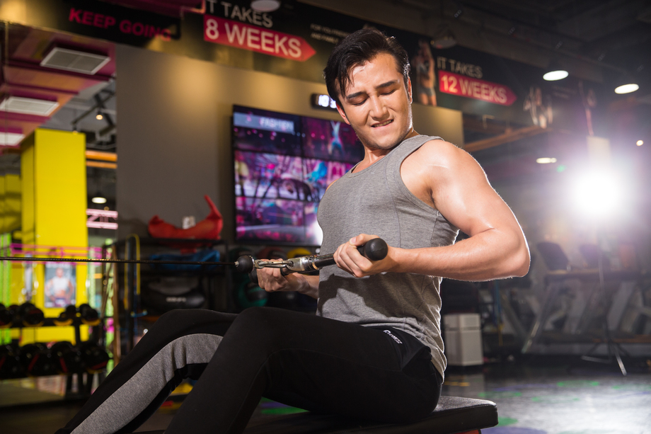 青年男人在健身房健身 青年男人在健身房健身