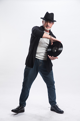 老年男人拿着唱片