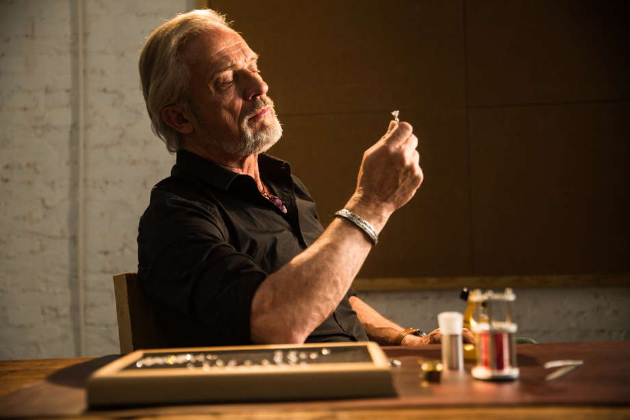 老年男人制作钻石戒指 老年男人制作钻石戒指