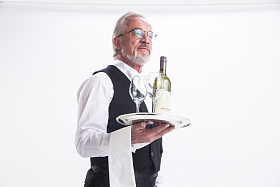 一个老年男侍者图片