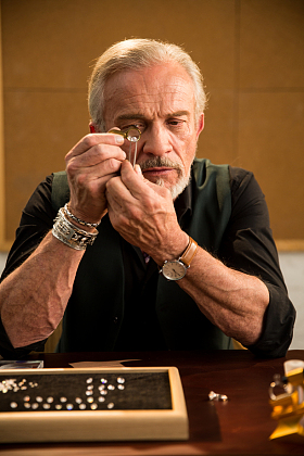 老年男人制作钻石戒指图片