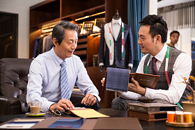 时装设计师和顾客图片