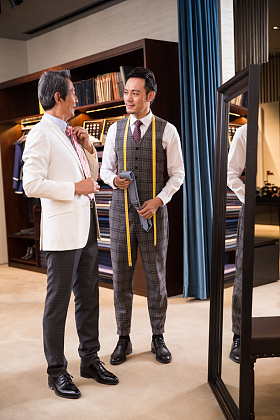 时装设计师和顾客图片