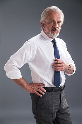 权威商务老年男人