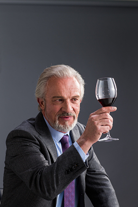 权威商务老年男人照片