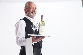 一个老年男侍者图片