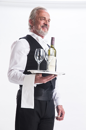 一个老年男侍者图片