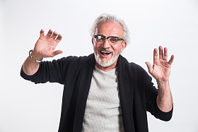 穿着休闲装的老年男人照片