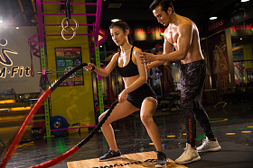 青年人在健身房里健身照片