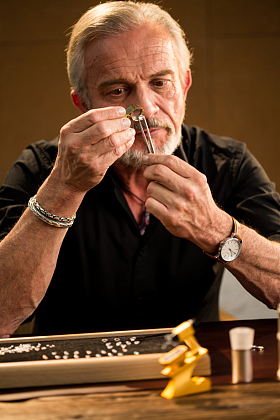 老年男人制作钻石戒指图片