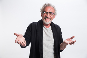 穿着休闲装的老年男人