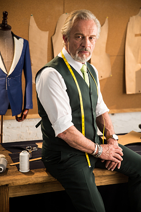 权威的服装设计师照片