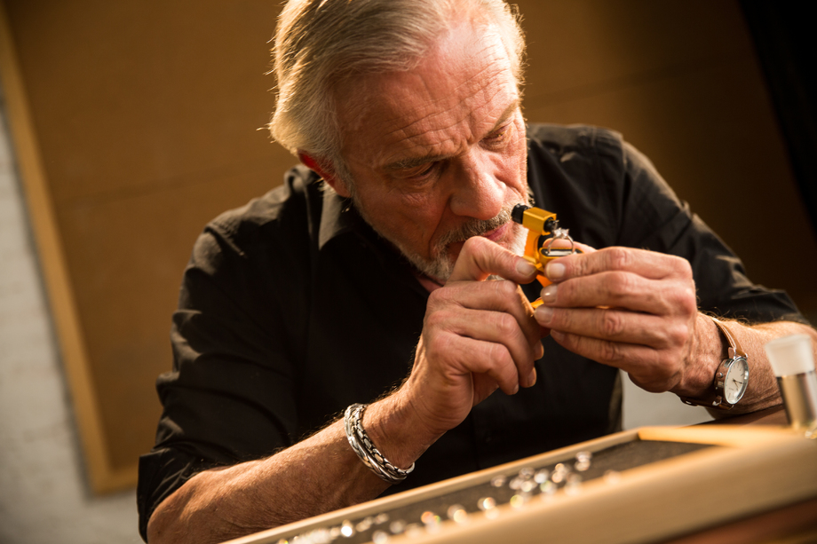 老年男人制作钻石戒指 老年男人制作钻石戒指