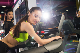 青年女人在健身房健身