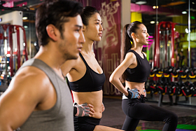 青年人在健身房里健身照片