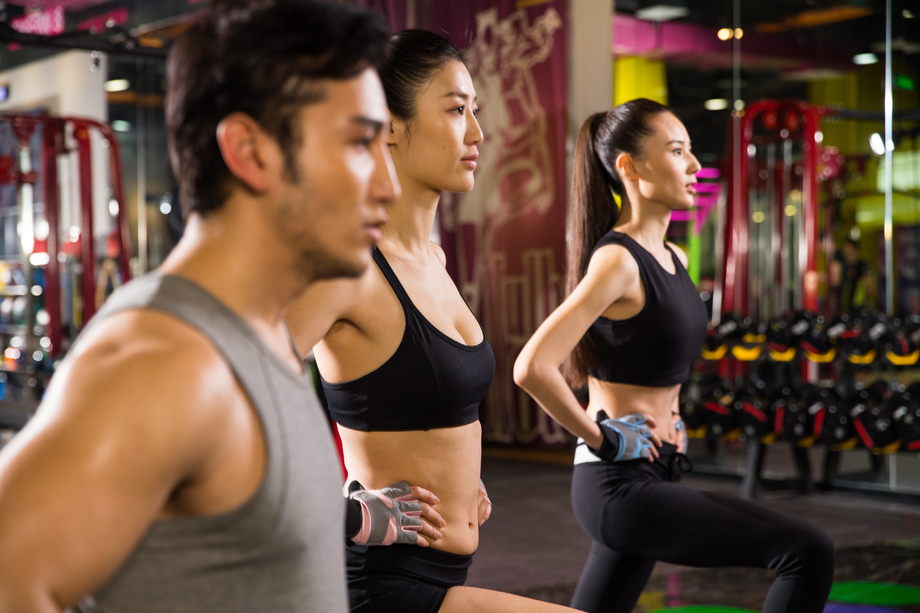 青年人在健身房里健身照片 青年人在健身房里健身照片