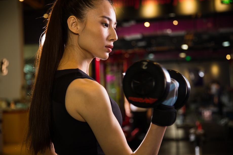 青年女人在健身房健身照片 青年女人在健身房健身照片