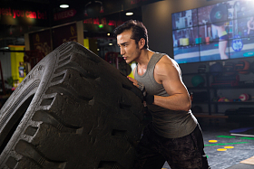 青年男人在健身房图片